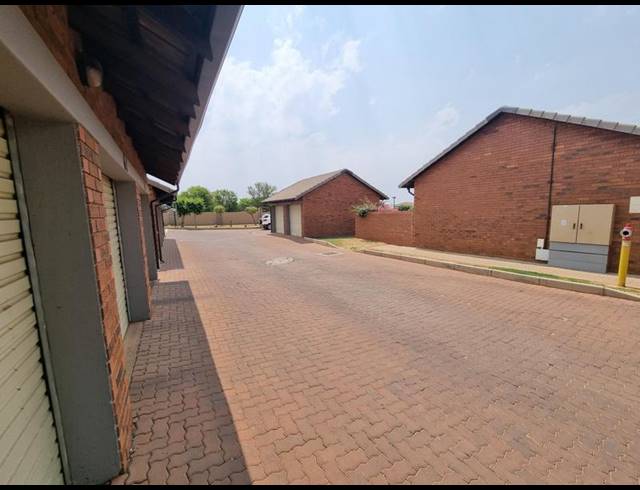 2 BEDROOM TOWNHOUSE FOR SALE IN MONAVONI